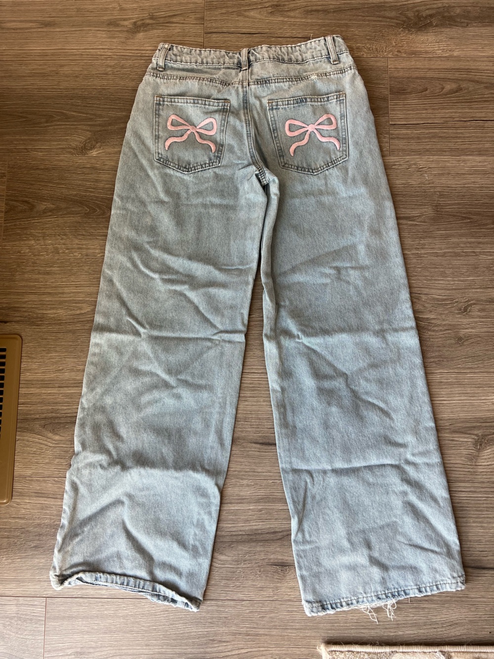 Light Wash Women’s Wide-Leg Jeans with Pink Bow Embroidery Edikted XS